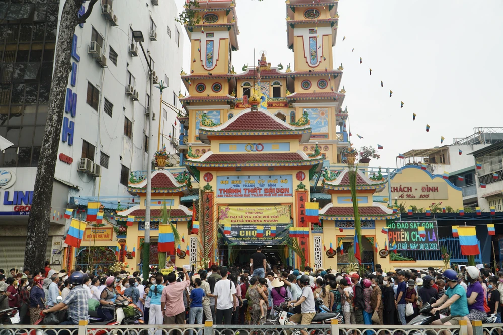 Hàng ngàn người dân xếp hàng đợi vào chợ khiến đoạn đường tắc nghẽn. Ảnh: PHƯƠNG ĐẶNG