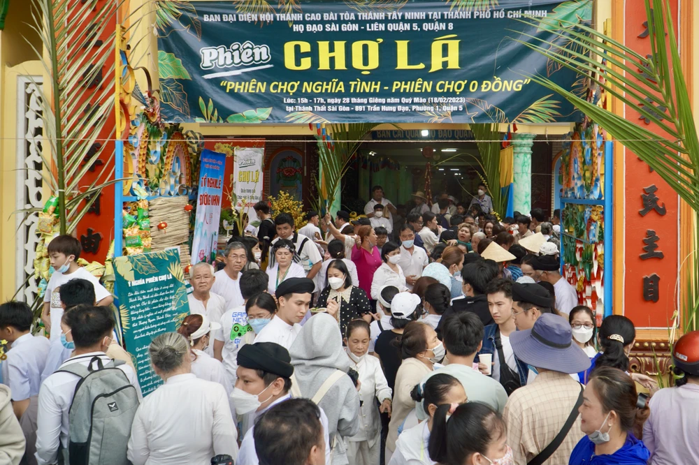 Chiều 18-2, tại quận 5, TP.HCM, Hội thánh Cao Đài TP đã tổ chức phiên chợ lá thay tiền thu hút hàng ngàn người dân tham gia. Đây là phiên chợ đặc biệt không dùng tiền mặt, chỉ có chiếc lá trao đi, món hàng trao lại. Ảnh: PHƯƠNG ĐẶNG