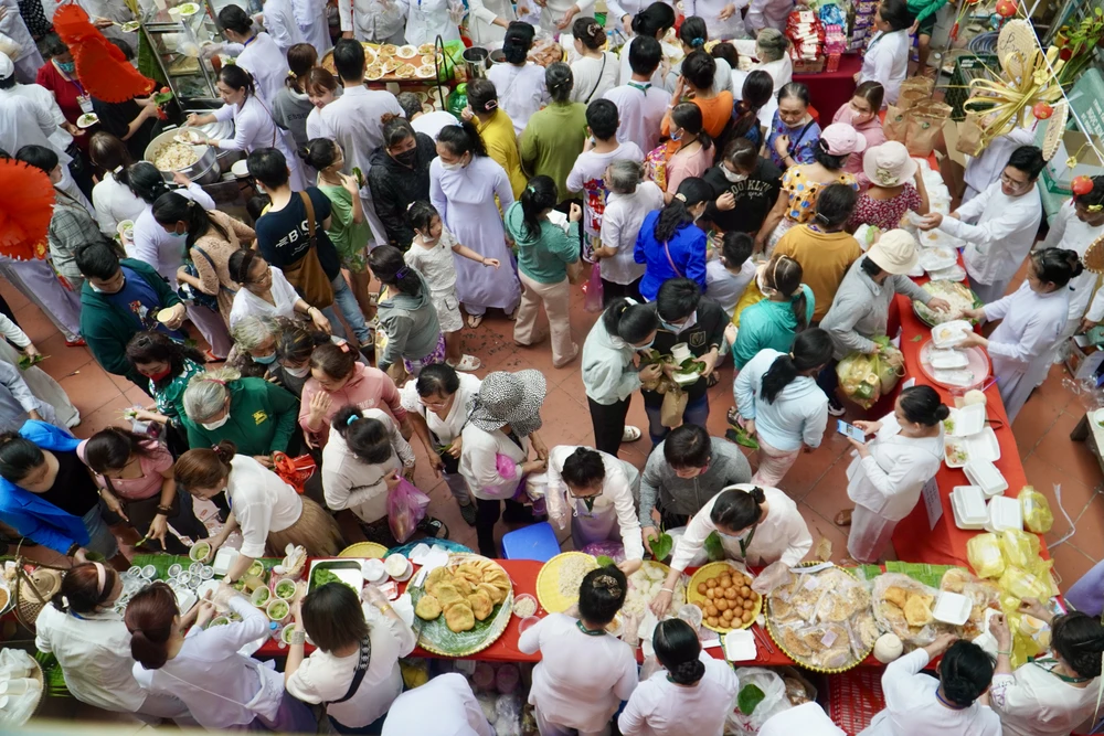 Phiên chợ có khoảng 70 gian hàng với gần 20.000 phần nhu yếu phẩm gồm: gạo, nước tương, mì,… Ảnh: PHƯƠNG ĐẶNG