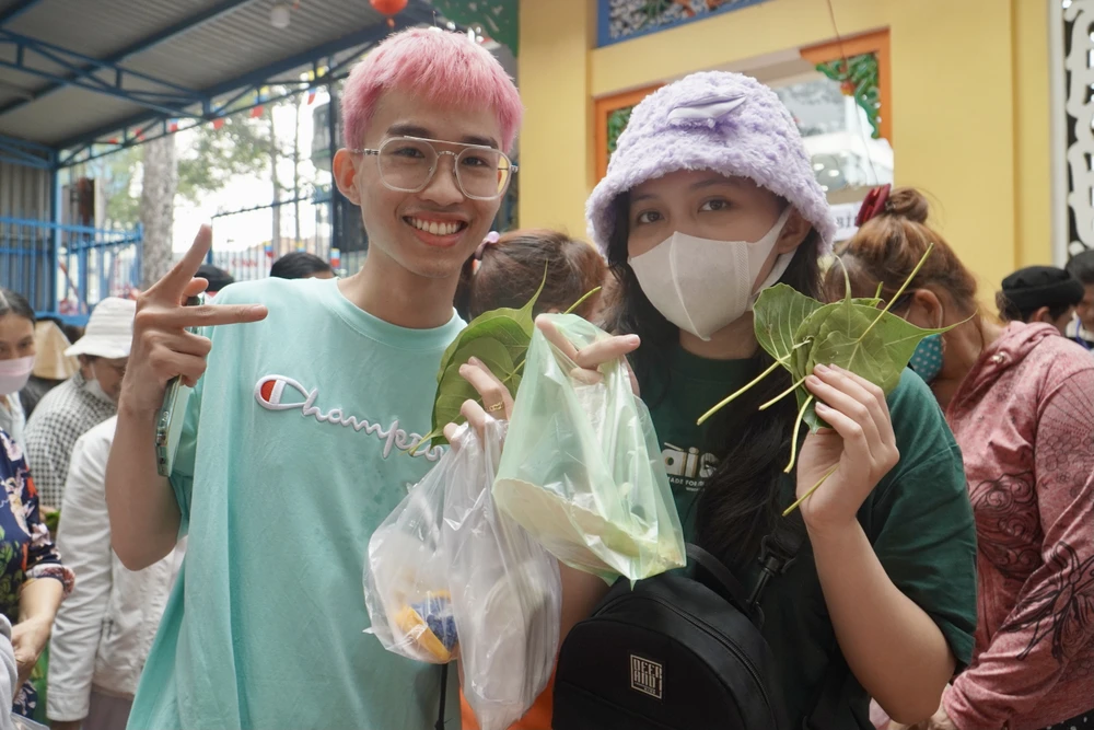 Nhiều bạn trẻ cùng bạn bè phấn khởi tham gia phiên chợ đặc biệt. Ảnh: PHƯƠNG ĐẶNG