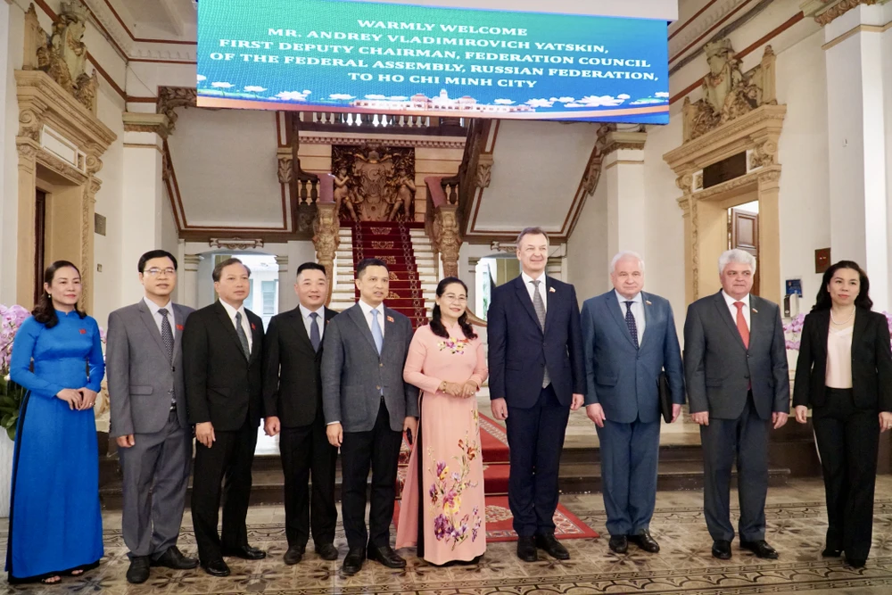 Chủ tịch HĐND TP.HCM Nguyễn Thị Lệ, ông Andrei Vladimirovich Yatskin và các đại biểu tại cuộc gặp. Ảnh: BẢO PHƯƠNG