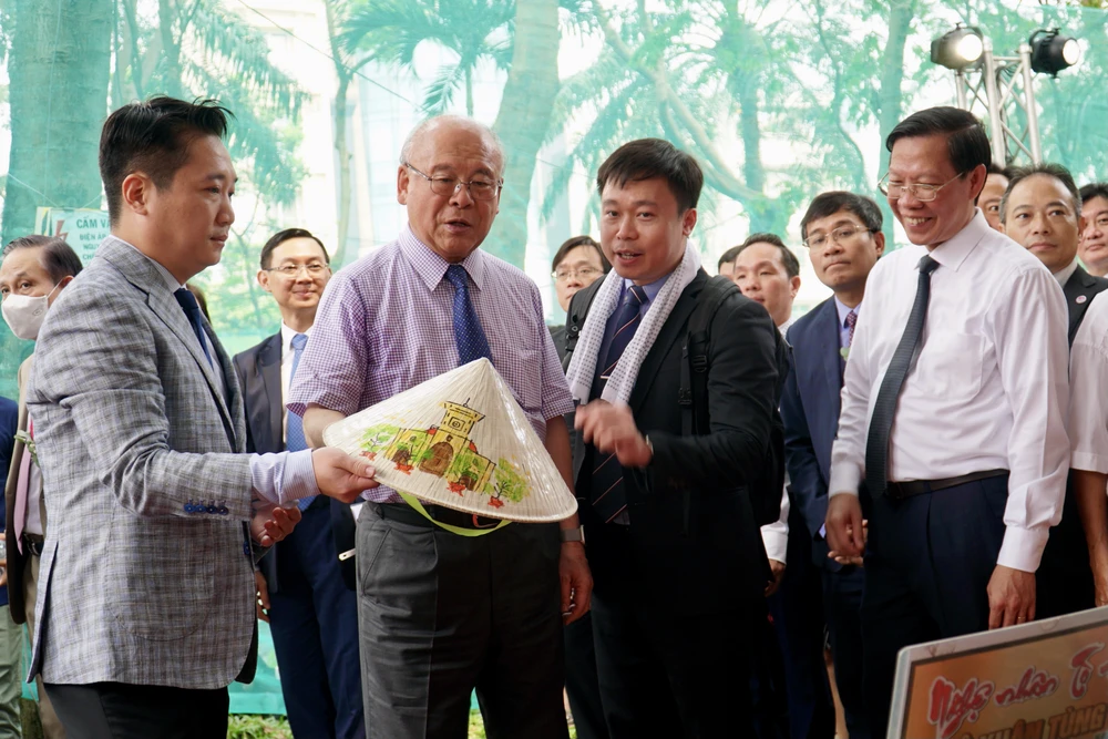 Các đại biểu tham quan lễ hội. Ảnh: BẢO PHƯƠNG