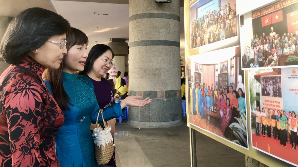 Các đại biểu đã tham quan triển lãm ảnh. Ảnh: BP