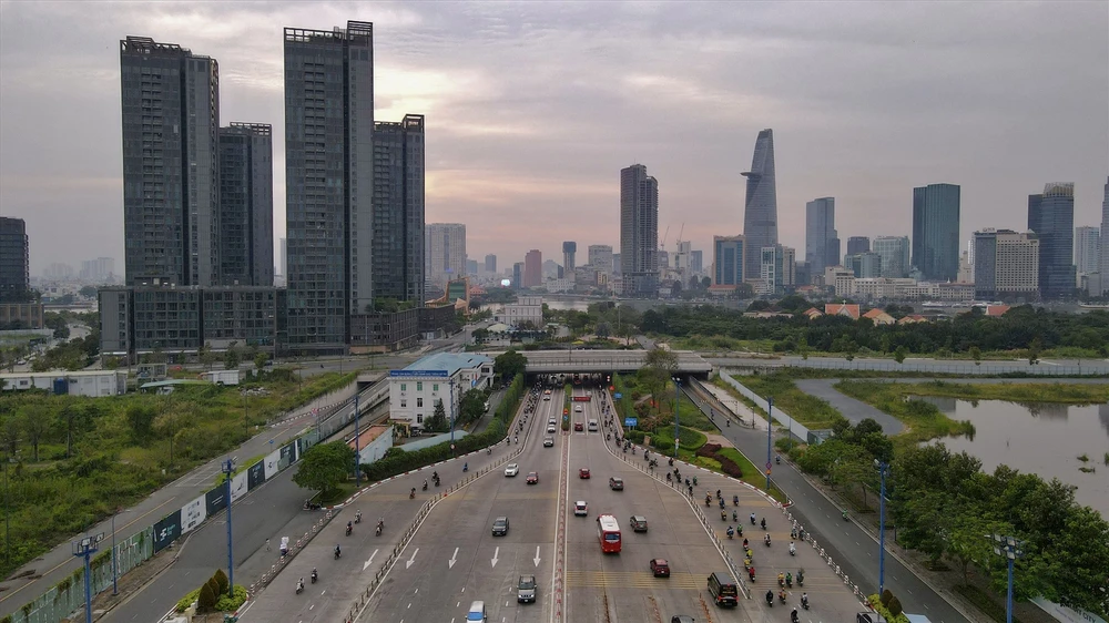 Hầm Thủ Thiêm toạ lạc tại đại lộ Đông Tây. Hầm chính thức được thông xe vào năm 2011, có vai trò quan trọng trong việc kết nối giao thông khu vực quận 1 và TP Thủ Đức. Hầm Thủ Thiêm có tổng chiều dài là 1.490 m, bắt đầu từ cầu Calmette đi xuyên qua sông Sài Gòn về phía khu đô thị Thủ Thiêm. Ảnh: BẢO PHƯƠNG