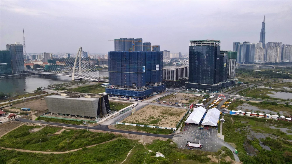 Khi quy hoạch, khu đô thị Thủ Thiêm được kỳ vọng trở thành Trung tâm tài chính, thương mại mang tầm cỡ quốc tế và là đô thị đẹp nhất khu vực Đông Nam Á. Ảnh: BẢO PHƯƠNG