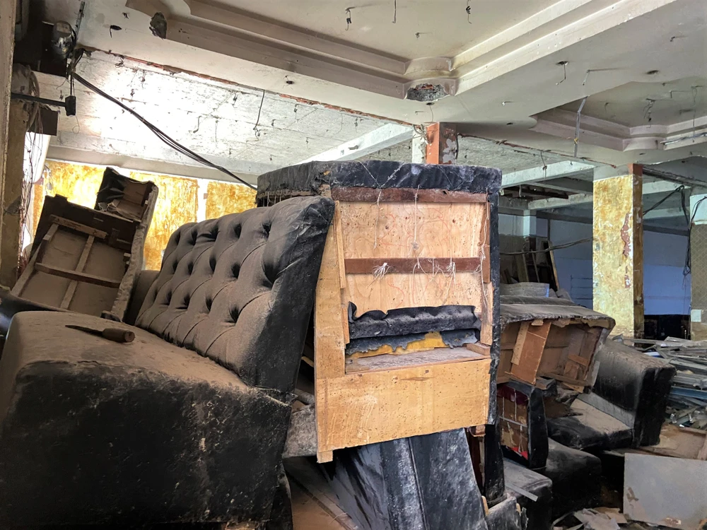 Bên trong quán hàng loạt các thiết bị nằm ngổn ngang chờ được dọn dẹp. Ảnh: BẢO PHƯƠNG