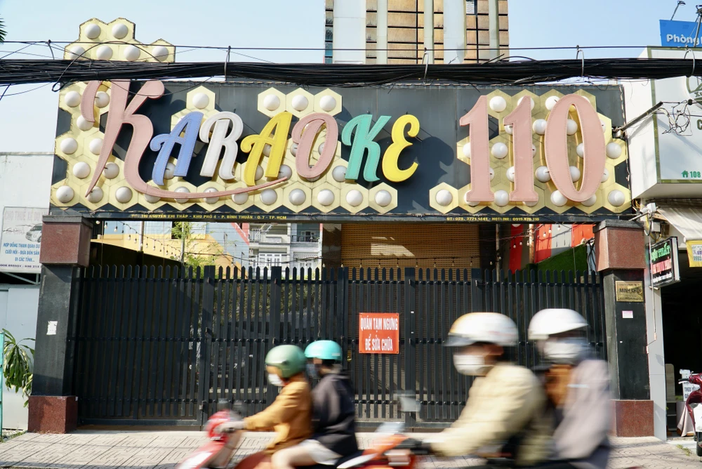 Tại đường Nguyễn Thị Thập (phường Bình Thuận, quận 7, TP.HCM), một quán karaoke cũng đang treo biển tạm ngưng để sữa chữa. Ảnh: BẢO PHƯƠNG