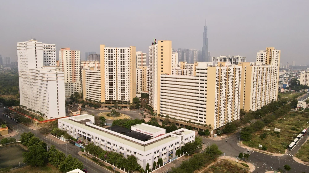 Tuy nhiên, cả ba lần đấu giá không có tổ chức, cá nhân nào đăng ký tham gia vì các doanh nghiệp cho rằng mức giá khởi điểm TP.HCM đưa ra không tương xứng với giá trị. Vì đây là những căn hộ tái định cư, đã "để hoang" nhiều năm. Ảnh: BẢO PHƯƠNG