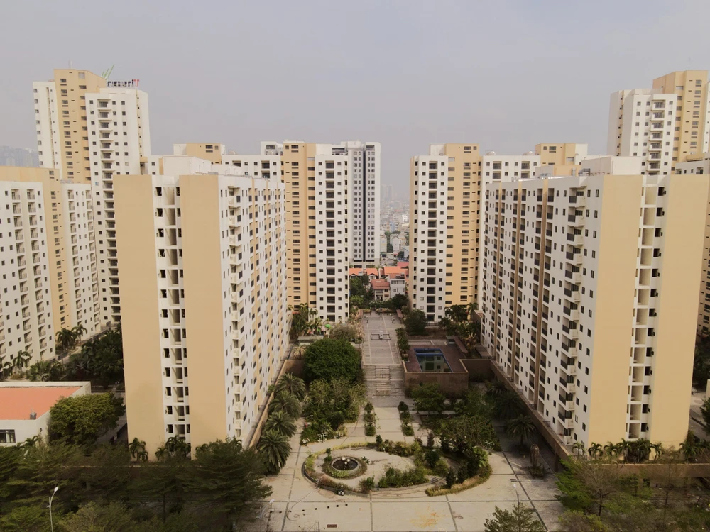 Năm 2017, Trung tâm dịch vụ bán đấu giá tài sản TP.HCM đã mở đấu giá lần đầu với mức khởi điểm 8.800 tỉ đồng. Đến tháng 2-2018, Khu TĐC Bình Khánh được đấu giá lần hai với mức khởi điểm hơn 9.000 tỉ đồng. Tháng 6-2021, lần thứ ba đấu giá, khởi điểm của hàng nghìn căn hộ này là 9.900 tỉ đồng. Ảnh: BẢO PHƯƠNG