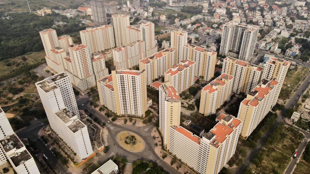 Vừa qua, lãnh đạo UBND TP.HCM đã tổ chức cuộc họp, lắng nghe kế hoạch chi tiết các thủ tục tiến hành tổ chức đấu giá các lô đất và 3.790 căn hộ chung cư thuộc Khu tái định cư Bình Khánh (TP Thủ Đức). Đây là lần thứ tư khu chung cư này được đưa ra đấu giá. Ảnh: BẢO PHƯƠNG