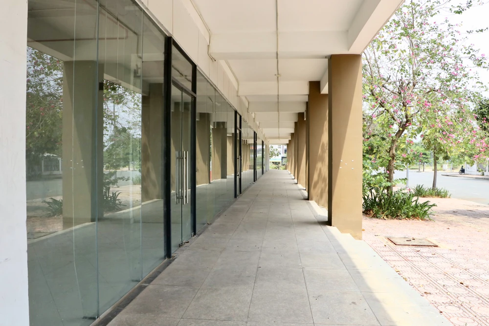 Bị bỏ hoang lâu ngày khiến nhiều hạng mục tại công trình này đã xuống cấp. Xung quanh các tòa nhà cỏ mọc um tùm. Ảnh: BẢO PHƯƠNG