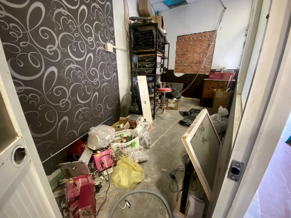 Tuy nhiên, ông Cường cho biết, sau khi có yêu cầu cải tạo, sửa chữa lại theo Thông tư 147/2020/TT-BCA bao gồm: lắp đặt hệ thống liên động, hệ thống báo cháy, hệ thống hút khói,... cơ sở cũng khắc phục xong, phía quận tổ chức kiểm tra và không có yêu cầu gì thêm. Dù vậy, hiện tại quán karaoke vẫn đang bị đình chỉ hoạt động kinh doanh. Ông Cường hy vọng sẽ sớm hướng dẫn cụ thể để quán hoàn thiện và được hoạt động trở lại. Ảnh: BẢO PHƯƠNG