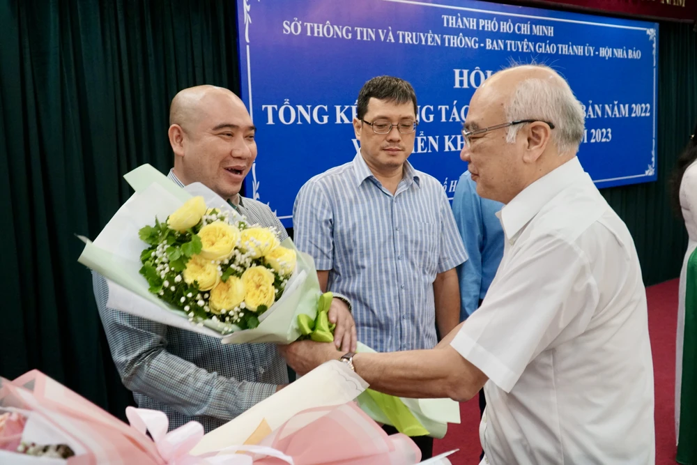 Dịp này, Ban Tuyên giáo Thành ủy TP.HCM đã khen thưởng, biểu dương các tác giải có tác phẩm đạt giải tại Giải báo chí toàn quốc về xây dựng Đảng lần thứ VII năm 2022. Ảnh: BẢO PHƯƠNG