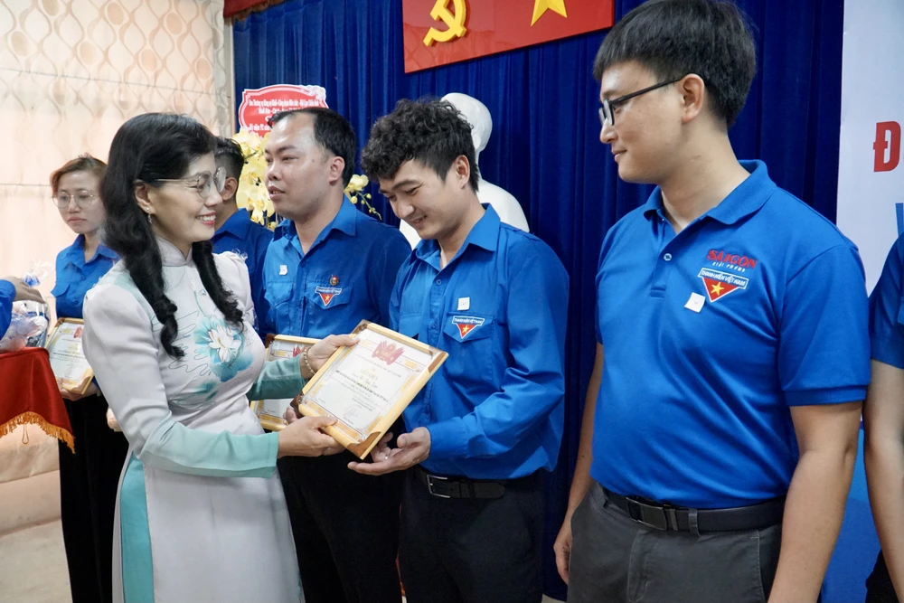 Dịp này, Ban Thường vụ Đoàn khối đã thẩm định và quyết định trao Giải thưởng Sao Tháng Ba cho 72 gương cán bộ Đoàn tiêu biểu. Ảnh: BẢO PHƯƠNG