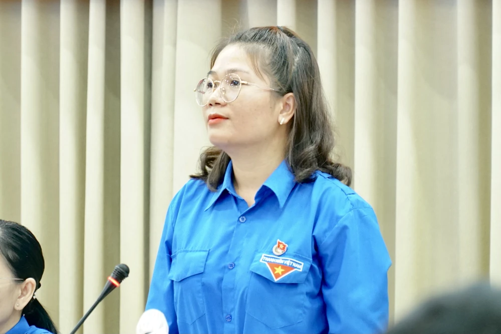 Chị Phạm Thị Hậu, thanh niên đang làm việc tại khu công nghiệp Vĩnh Lộc (huyện Bình Chánh, TP.HCM) nêu ý kiến. Ảnh: BẢO PHƯƠNG