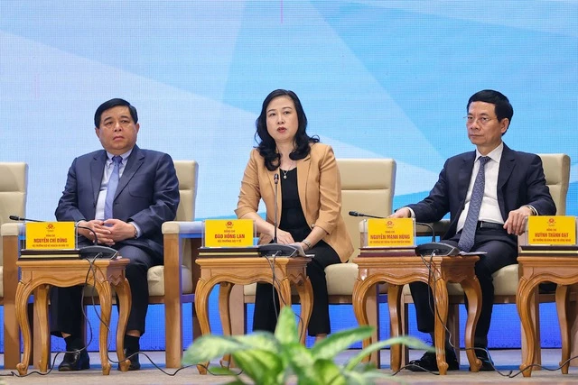 Bộ trưởng Bộ Y tế Đào Hồng Lan trao đổi, chia sẻ với các bạn thanh niên tại đối thoại. Ảnh: VGP