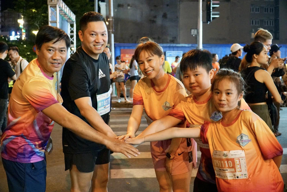 Giải chạy đêm quận 1 là sự kiện thể thao đầu tiên được tổ chức dưới sự phối hợp của UBND quận 1 và Công ty Cổ phần Văn hóa tổng hợp Bến Thành. Sự kiện đã đánh dấu sự trở lại mạnh mẽ của quận 1 sau quãng thời gian dài phải trải qua rất nhiều khó khăn, thách thức trước đại dịch COVID-19. Ảnh: BẢO PHƯƠNG