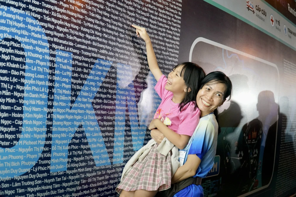 Tham gia tại giải đấu có rất đông các vận động viên trong và ngoài nước, các đội nhóm chạy bộ, các học sinh, sinh viên, trẻ em…. Ảnh: BẢO PHƯƠNG