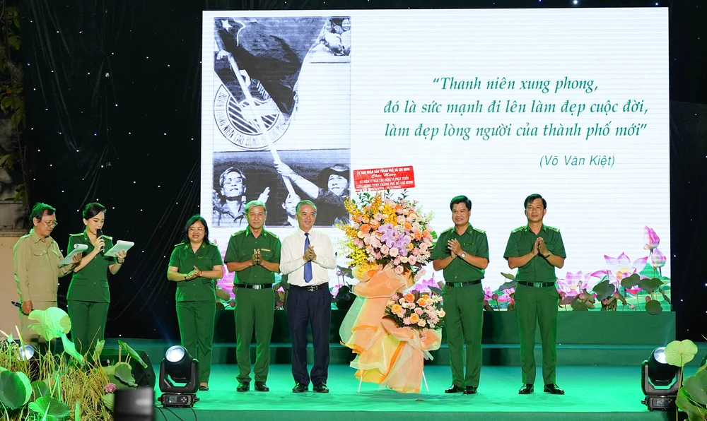 Phó Chủ tịch UBND TP.HCM Ngô Minh Châu tặng lẵng hoa chúc mừng kỷ niệm 47 năm xây dựng và phát triển lực lượng TNXP TP.HCM. Ảnh: BẢO PHƯƠNG Phó Chủ tịch UBND TP.HCM Ngô Minh Châu tặng lẵng hoa chúc mừng kỷ niệm 47 năm xây dựng và phát triển lực lượng TNXP TP.HCM. Ảnh: BẢO PHƯƠNG