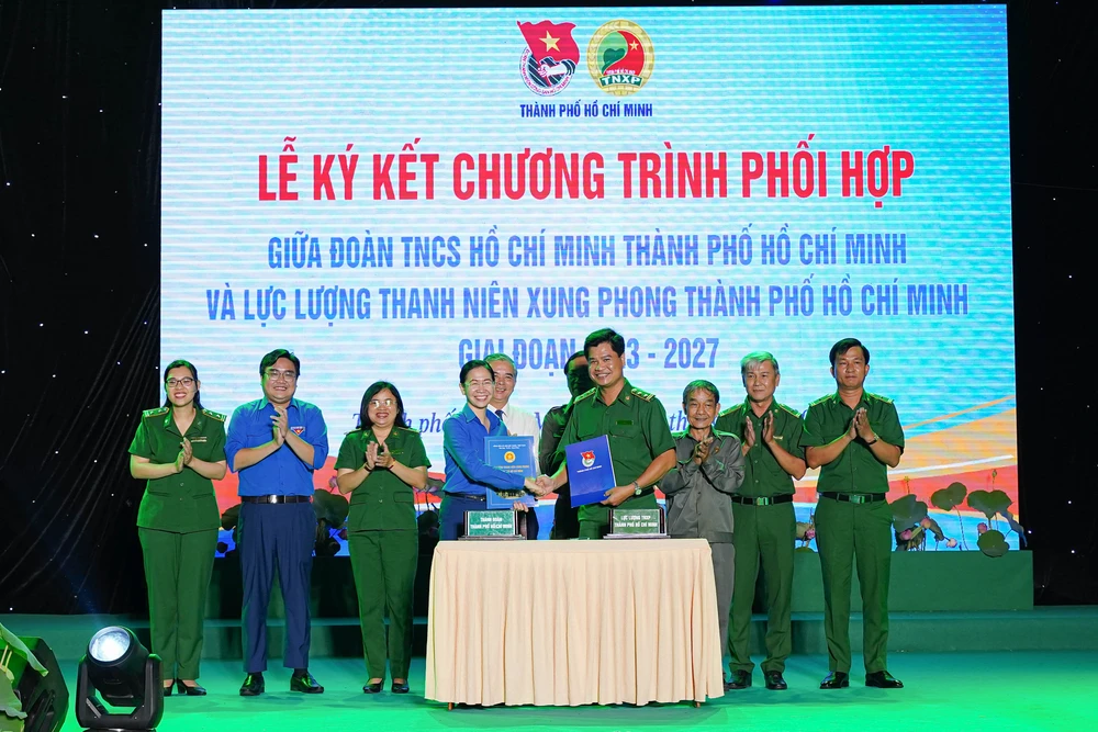 Đại diện lực lượng TNXP TP.HCM và Thành đoàn TP.HCM ký kết chương trình phối hợp hoạt động giai đoạn 2023 - 2027. Ảnh: BẢO PHƯƠNG Đại diện lực lượng TNXP TP.HCM và Thành đoàn TP.HCM ký kết chương trình phối hợp hoạt động giai đoạn 2023 - 2027. Ảnh: BẢO PHƯƠNG