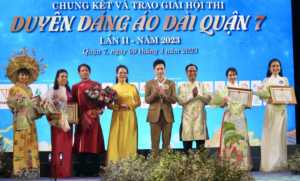 2 thí sinh và 2 tập thể đạt giải nhì hội thi Duyên dáng Áo dài quận 7 lần 2-2023. Ảnh: BP