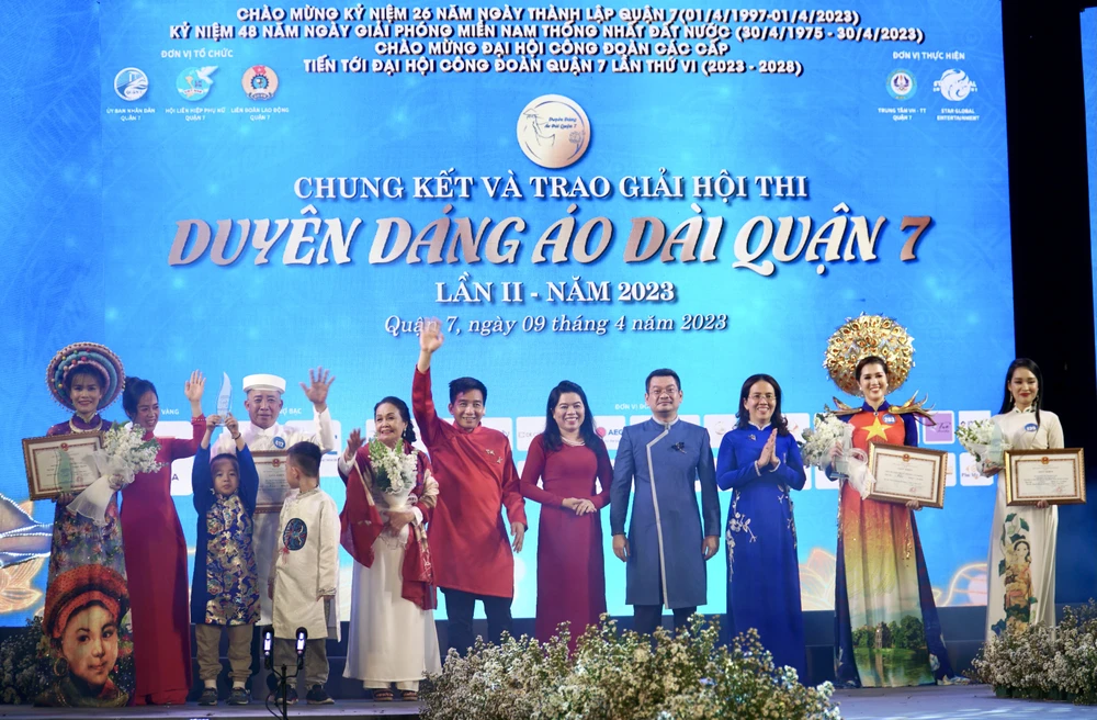 Các thí sinh, tập thể đạt giải nhất hội thi Duyên dáng Áo dài quận 7 lần 2-2023. Ảnh: BP