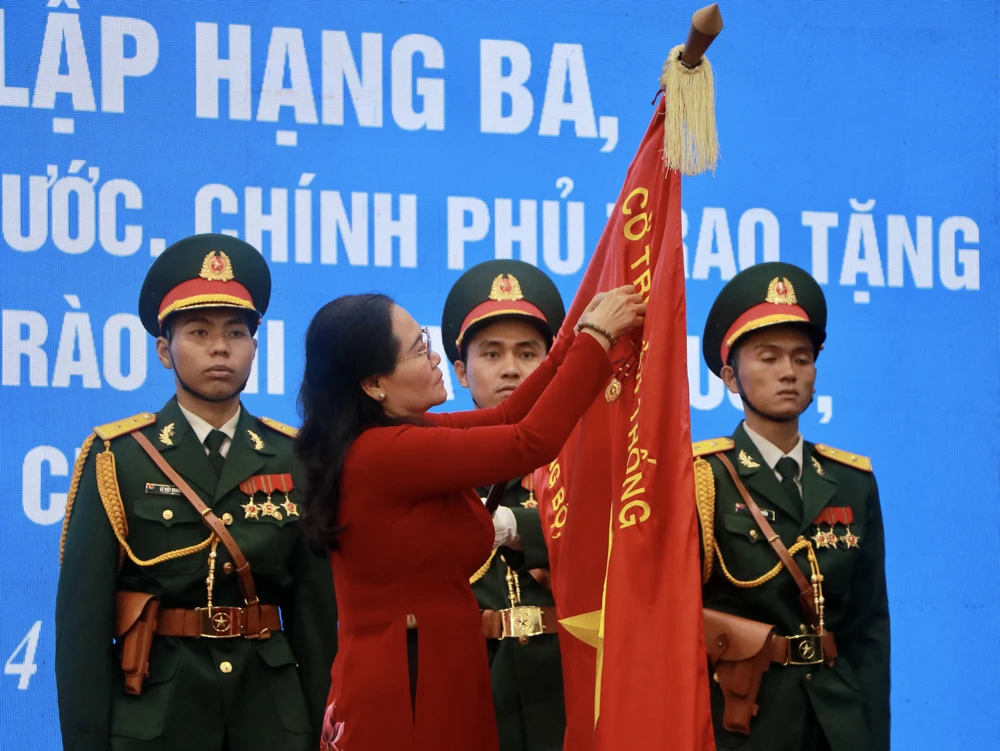 Chủ tịch HĐND TP.HCM Nguyễn Thị Lệ trao Huân chương Độc lập hạng Ba của Chủ tịch nước cho huyện Củ Chi. Ảnh: BẢO PHƯƠNG