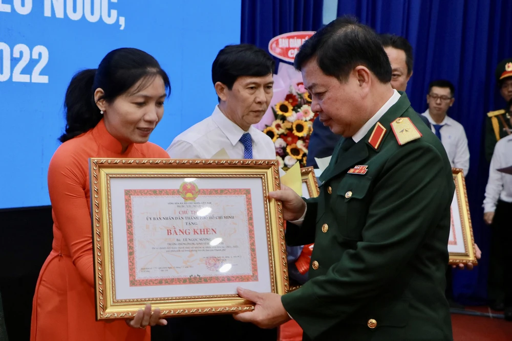 20 tập thể và 28 cá nhân của huyện Củ Chi đã nhận khen thưởng cấp TP trong phong trào thi đua yêu nước. Ảnh: BẢO PHƯƠNG