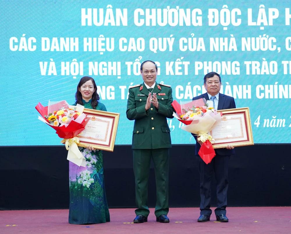 Ông Lê Thanh Phong, Phó Bí thư Thường trực Huyện ủy và bà Nguyễn Thị Thanh Hằng, Phó Chủ tịch UBND huyện Củ Chi vinh dự đón nhận bằng khen của Thủ tướng Chính phủ. Ảnh: BẢO PHƯƠNG