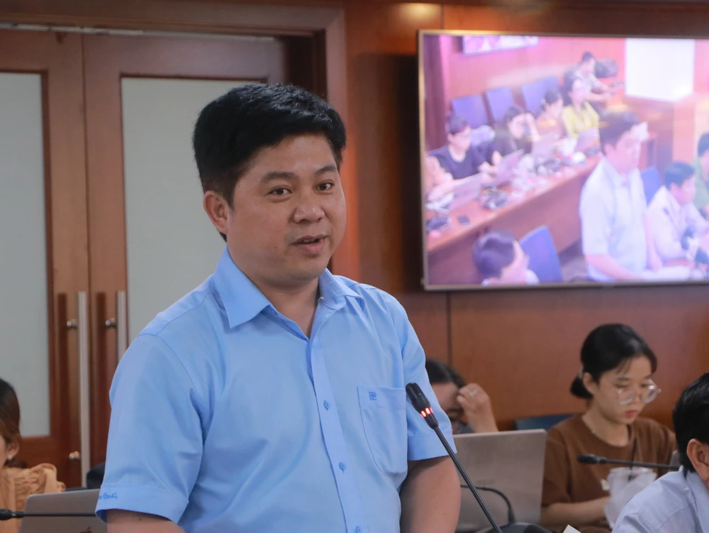 Chánh văn phòng Sở GD&amp;ĐT TP Hồ Tấn Minh thông tin về hoạt động Trung tâm Anh ngữ Apax Leaders. Ảnh: Q.S