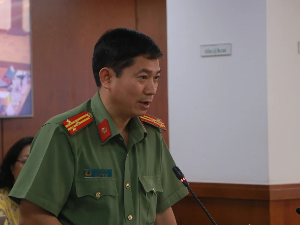 Thượng tá Lê Mạnh Hà thông tin về phương án xử lý tình trạng bán hàng rong và đỗ xe lấn chiếm lòng đường tại khu vực phố đi bộ Nguyễn Huệ. Ảnh: B.P