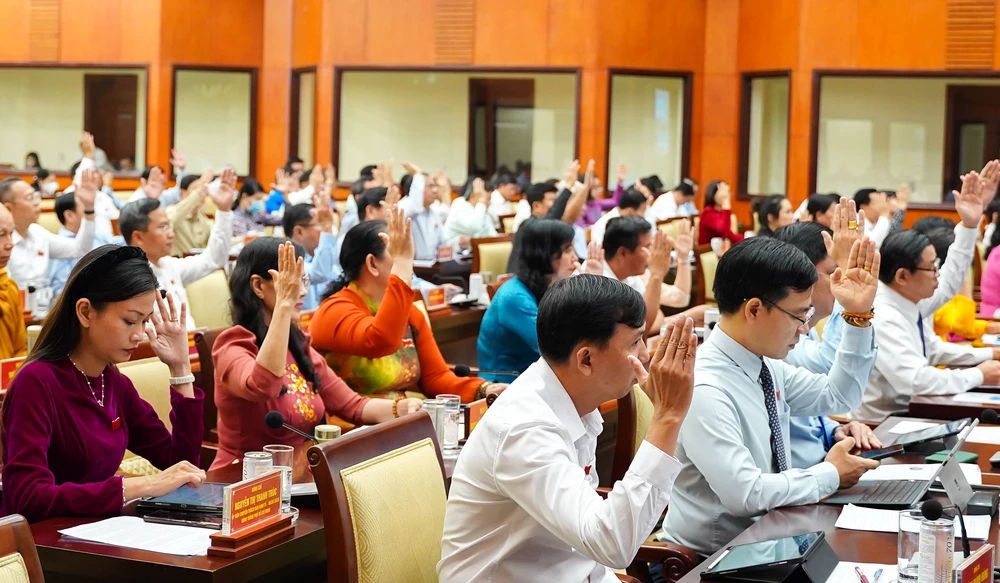 Các đại biểu HĐND TP.HCM biểu quyết thông qua các nghị quyết. Ảnh: B.P