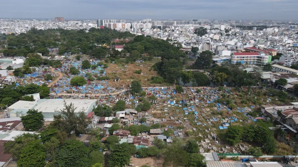 Nghĩa trang này có từ trước năm 1975, trải qua đô thị hóa nên lọt thỏm giữa khu dân cư. Ảnh: BẢO PHƯƠNG