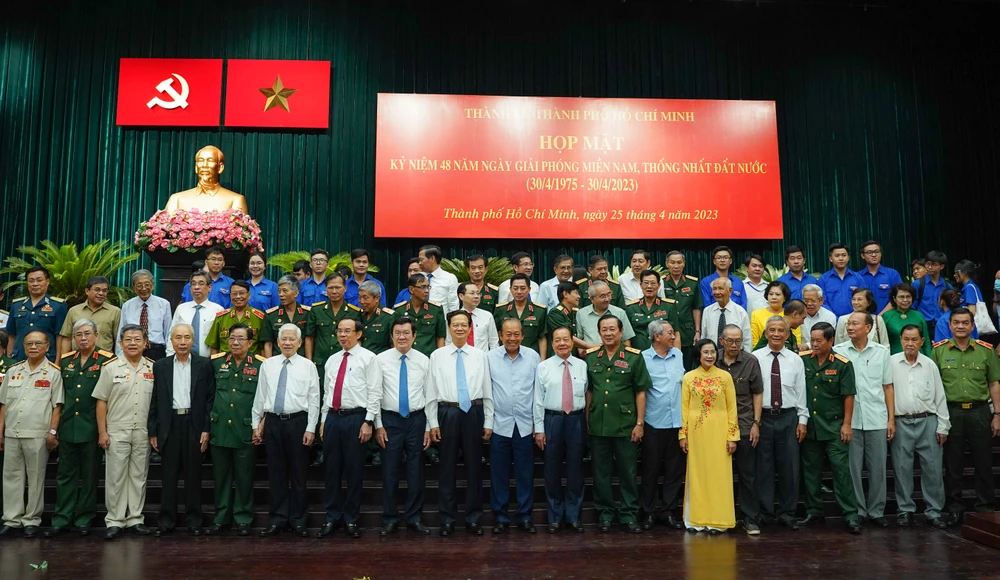 Các đại biểu chụp hình lưu niệm tại buổi họp mặt