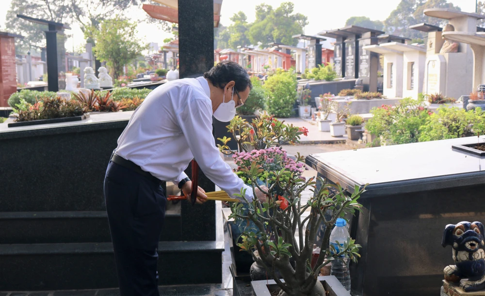 Bí thư Thành ủy Nguyễn Văn Nên dâng hương các Mẹ Việt Nam anh hùng; các anh hùng liệt sĩ tại Nghĩa trang Liệt sĩ TP.HCM. Ảnh: VÕ THƠ