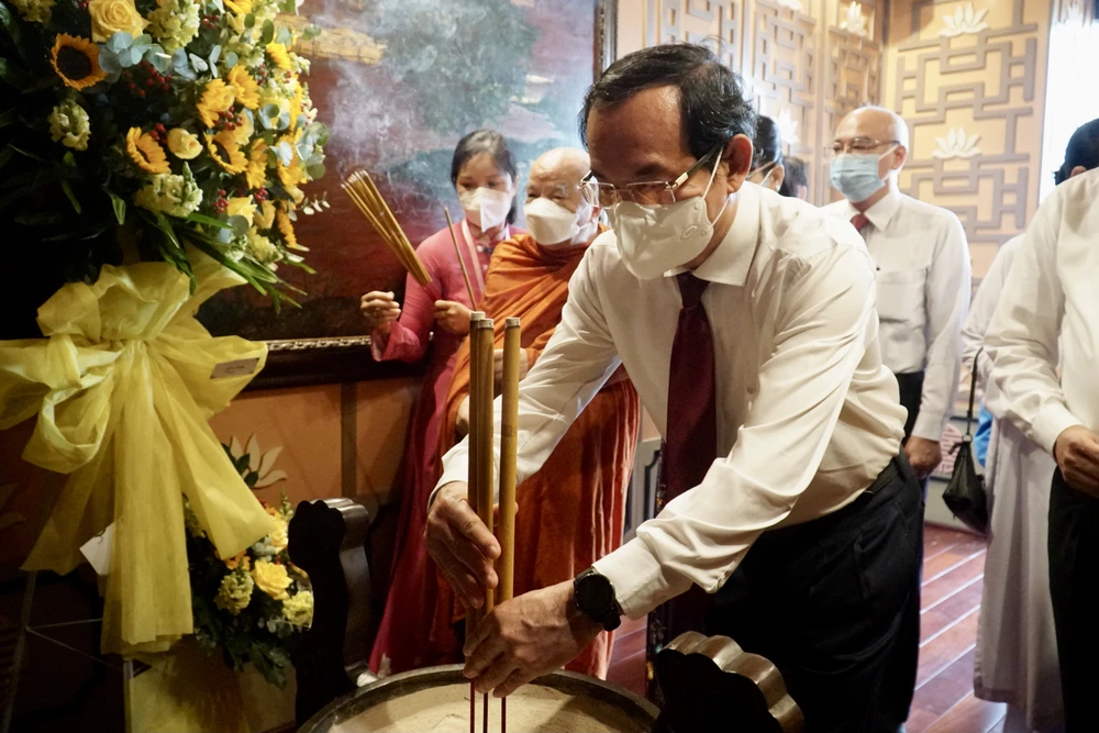 Bí thư Nguyễn Văn Nên dâng hương Chủ tịch Tôn Đức Thắng tại Bảo tàng Hồ Chí Minh - Chi nhánh Hồ Chí Minh. Ảnh: BẢO PHƯƠNG