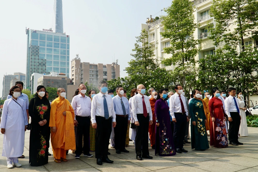 Đoàn đại biểu dâng hoa tại Tượng đài Chủ tịch Hồ Chí Minh. Ảnh: BẢO PHƯƠNG