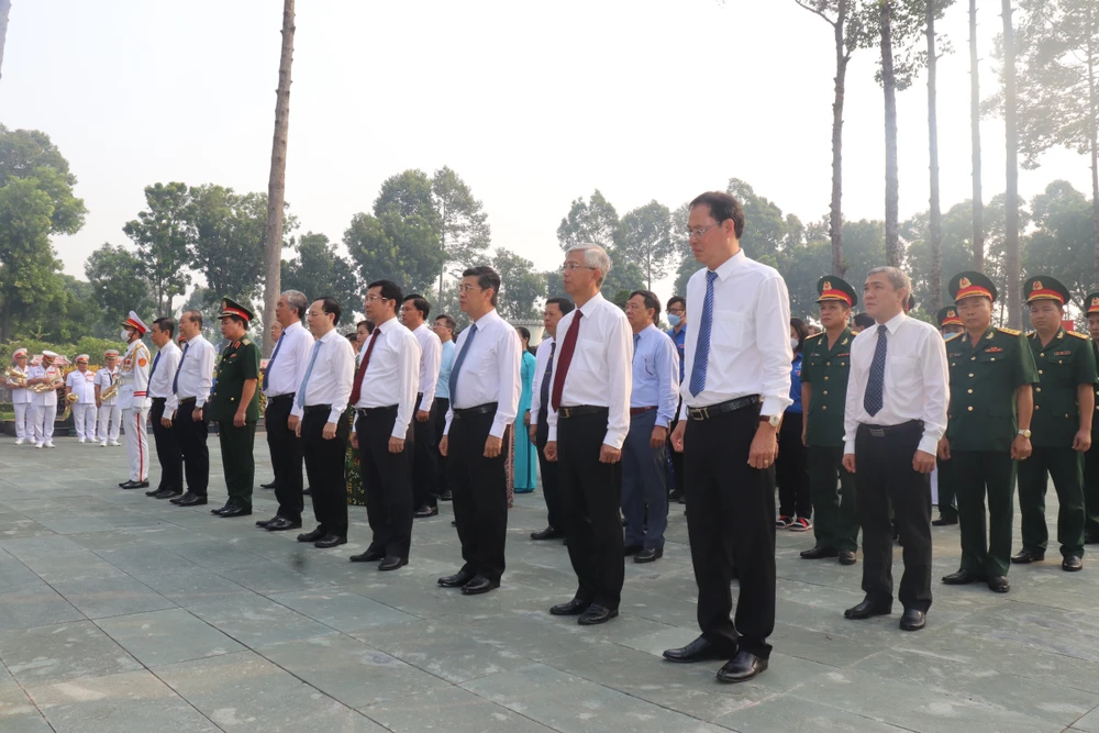 Lãnh đạo TP.HCM dâng hương tưởng niệm các anh hùng liệt sĩ, Chủ tịch Hồ Chí Minh, Chủ tịch Tôn Đức Thắng ảnh 6