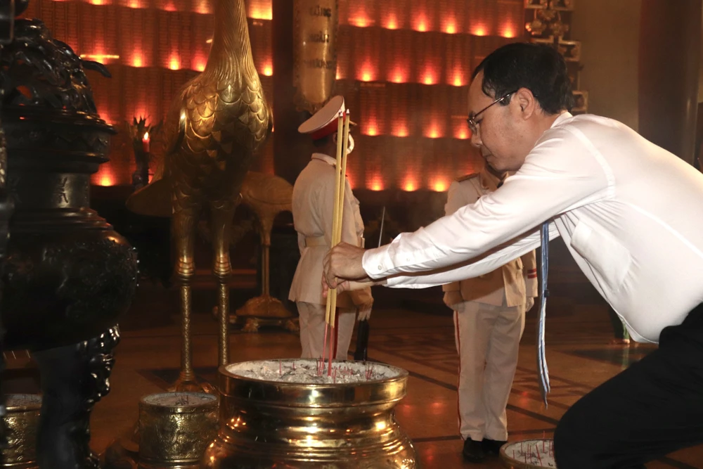 Phó Bí thư Thành ủy TP Nguyễn Văn Hiếu dâng hương tại Đền Tưởng niệm Liệt sĩ Bến Dược. Ảnh: PHƯƠNG ĐẶNG