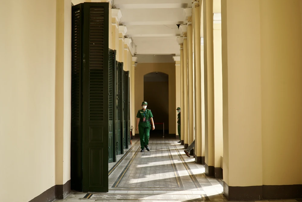 Một phần trụ sở UBND - HĐND TP được mở cửa tham quan gồm sảnh chính, phòng tiếp khách quốc tế, cầu thang chính ở tầng trệt; sảnh chính, phòng tiếp khách quốc tế là phòng họp số 5 và ban công ở tầng một.