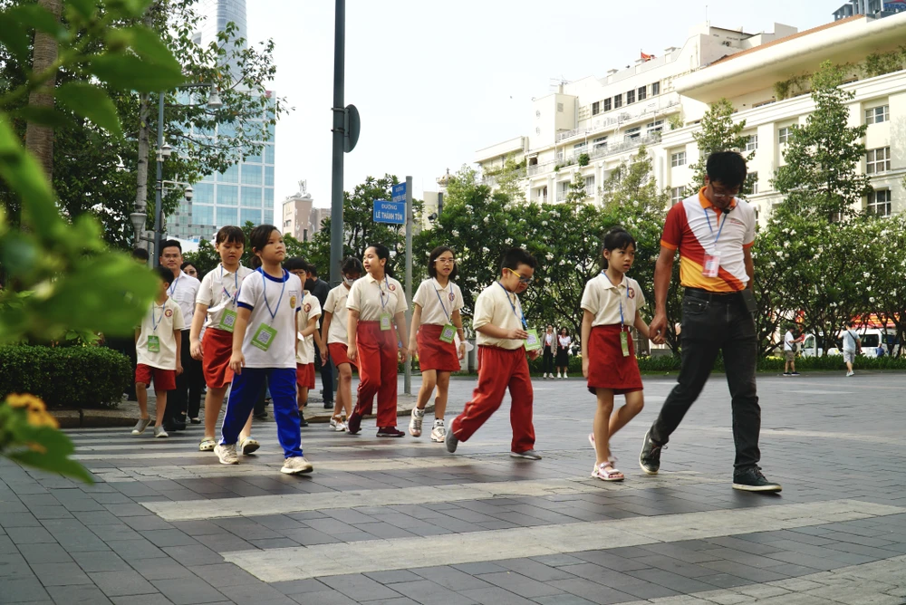 Khoảng 8 giờ, đoàn khách đầu tiên bắt đầu tham quan và nghe hướng dẫn viên giới thiệu về kiến trúc trụ sở UBND - HĐND. Theo kế hoạch, chương trình tham quan có 48 đoàn, mỗi đoàn 30 khách, tổng khoảng 1.500 khách được tổ chức trong hai ngày 29 và 30-4. Thời lượng mỗi đợt tham quan là 60 phút.