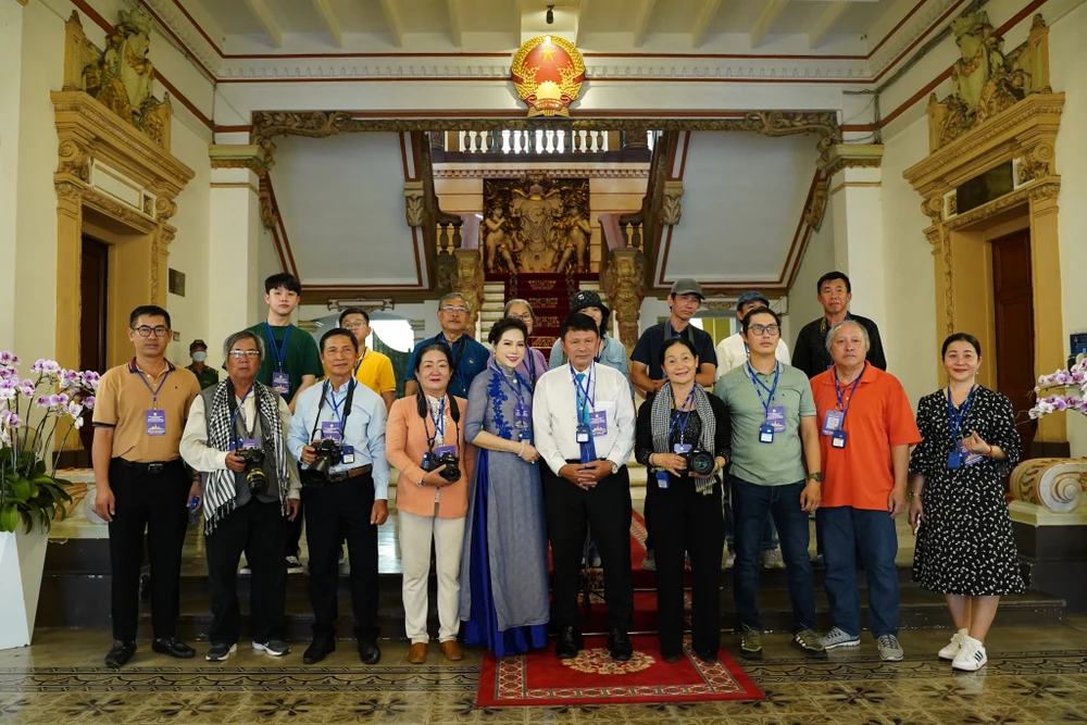 Đoàn khách tham quan chụp ảnh lưu niệm bên trong trụ sở UBND - HĐND TP.