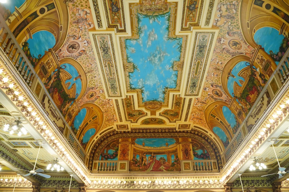 Thời Pháp thuộc, trụ sở có tên Hôtel de ville hay còn gọi Dinh Xã Tây. Thiết kế mặt ngoài công trình kết hợp nhiều phong cách kiến trúc châu Âu như bố cục mặt bằng kiểu kiến trúc Phục Hưng, trang trí phù điêu kiểu Baroque và Rococo, các cửa sắt kiểu Art Nouveau...