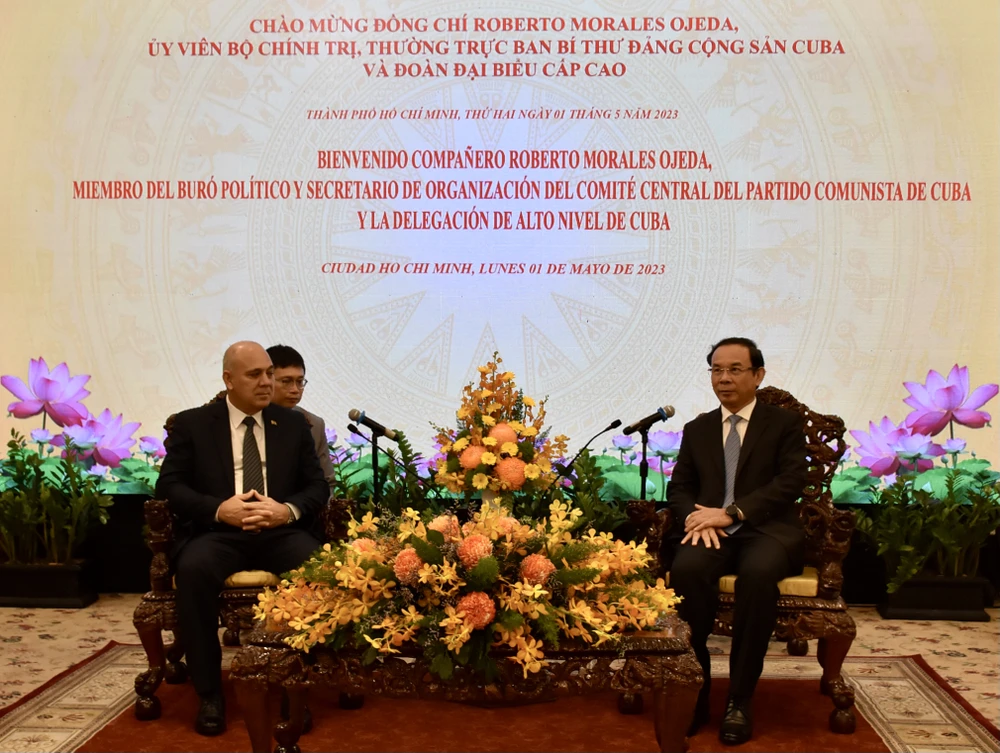 Bí thư Thành ủy TP.HCM Nguyễn Văn Nên và ông Roberto Morales Ojeda trao đổi tại buổi tiếp. Ảnh: BẢO PHƯƠNG