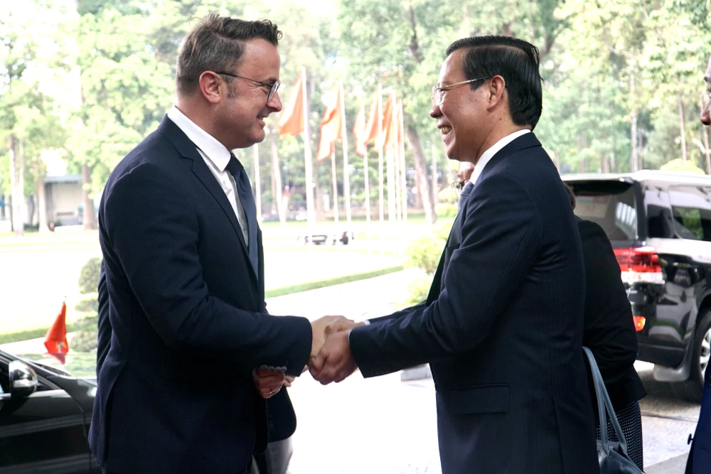 Chủ tịch UBND TP.HCM Phan Văn Mãi tiếp ông Xavier Bettel, Thủ tướng Luxembourg. Ảnh: BẢO PHƯƠNG