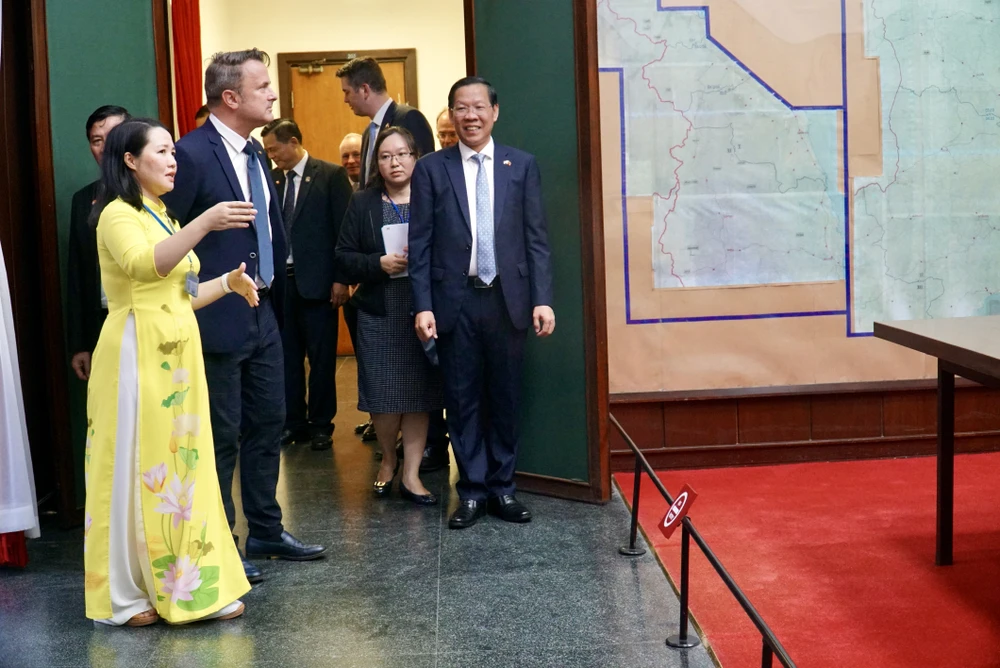 Thủ tướng Luxembourg Xavier Bettel tham quan Dinh Độc Lập. Ảnh: BẢO PHƯƠNG