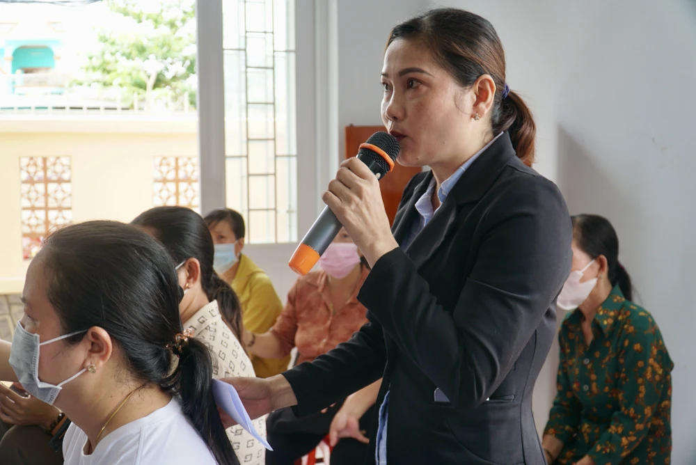 Cử tri Phạm Thị Thanh Tuyền kiến nghị tại buổi tiếp xúc. Ảnh: BẢO PHƯƠNG