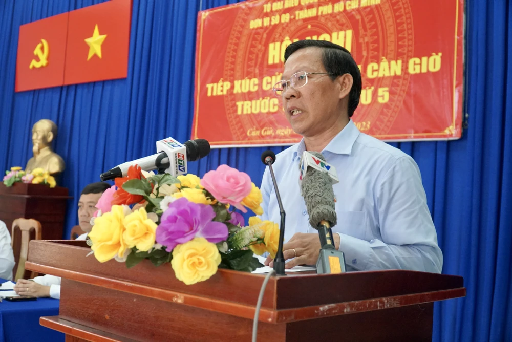 Chủ tịch UBND TP.HCM Phan Văn Mãi trả lời kiến nghị của cử tri. Ảnh: BẢO PHƯƠNG