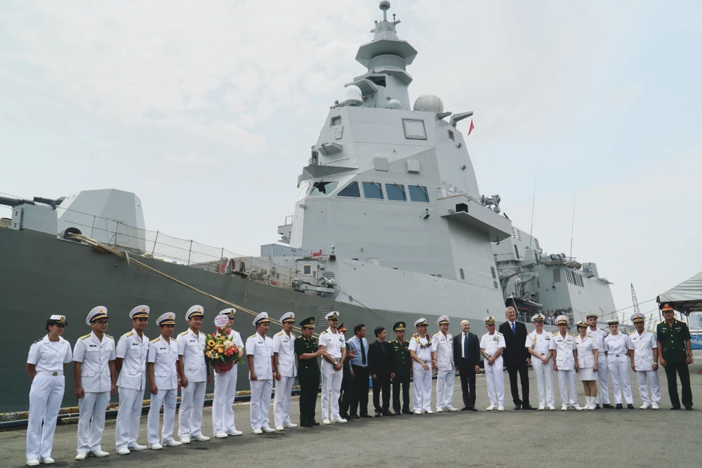 Các đại biểu Việt Nam chụp hình cùng thủy thủ đoàn tàu Morosini. Ảnh: BẢO PHƯƠNG