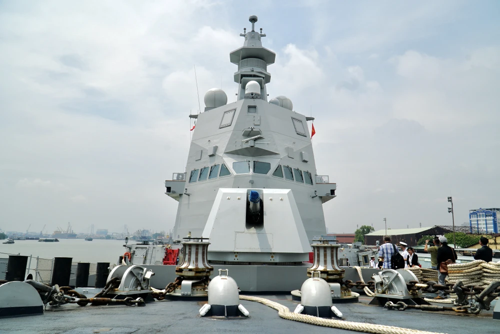 Tàu Morosini có chiều dài 143 m, chiều rộng 16,5 m và tốc độ tối đa 32 hải lý/giờ, được trang bị mũi tàu kép xuyên sóng đặc biệt, là giải pháp kỹ thuật tối ưu hóa hiệu suất hoạt động của tàu về mặt thủy động lực học và tốc độ tối đa giúp tiết kiệm nhiên liệu. Phía mũi tàu trang bị hệ thống pháo cỡ nòng lớn. Ảnh: BẢO PHƯƠNG